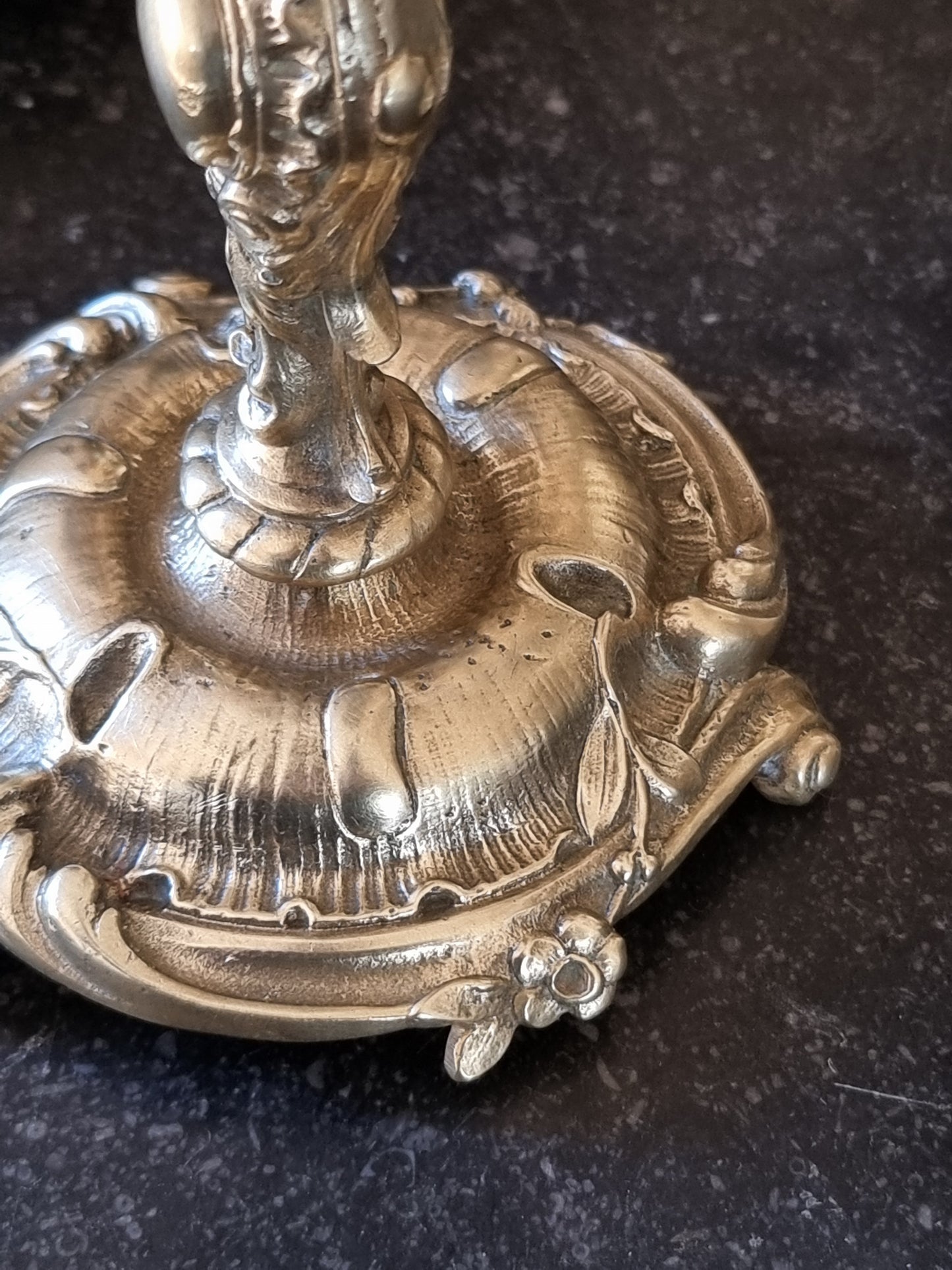 Paire de bougeoirs en bronze