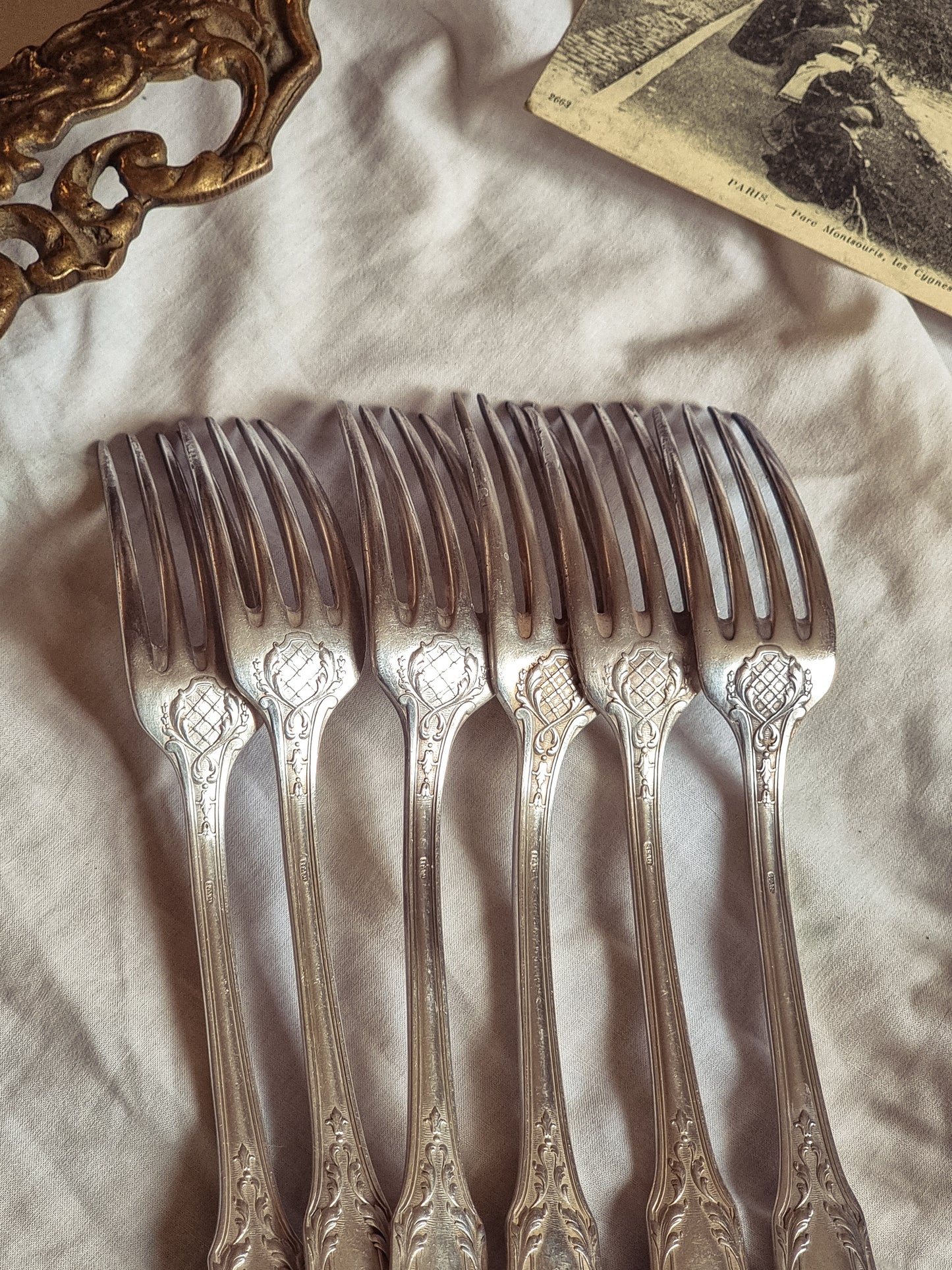 6 FOURCHETTES EN MÉTAL ARGENTÉ
