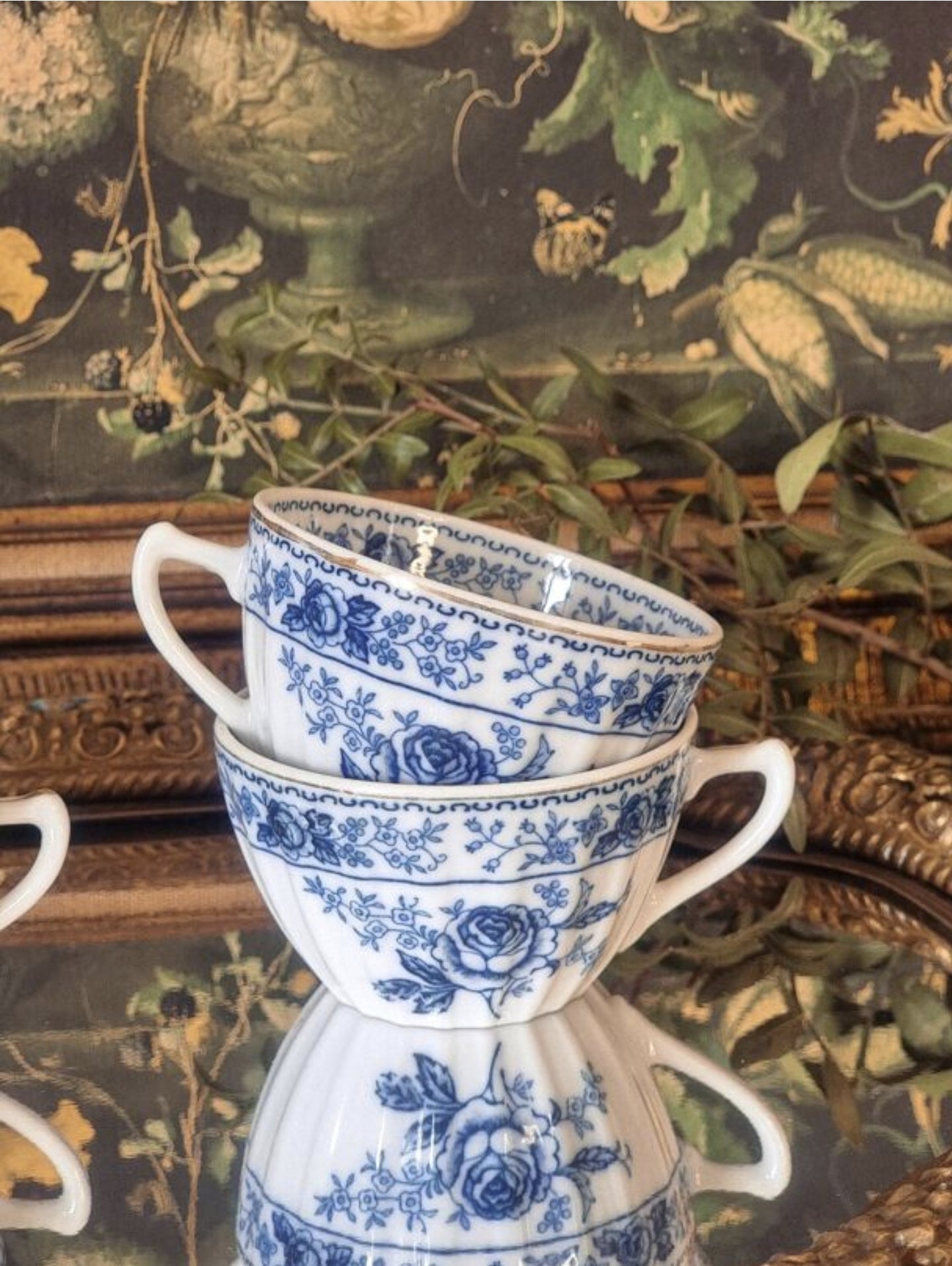 4 TASSES EN PORCELAINE FINE