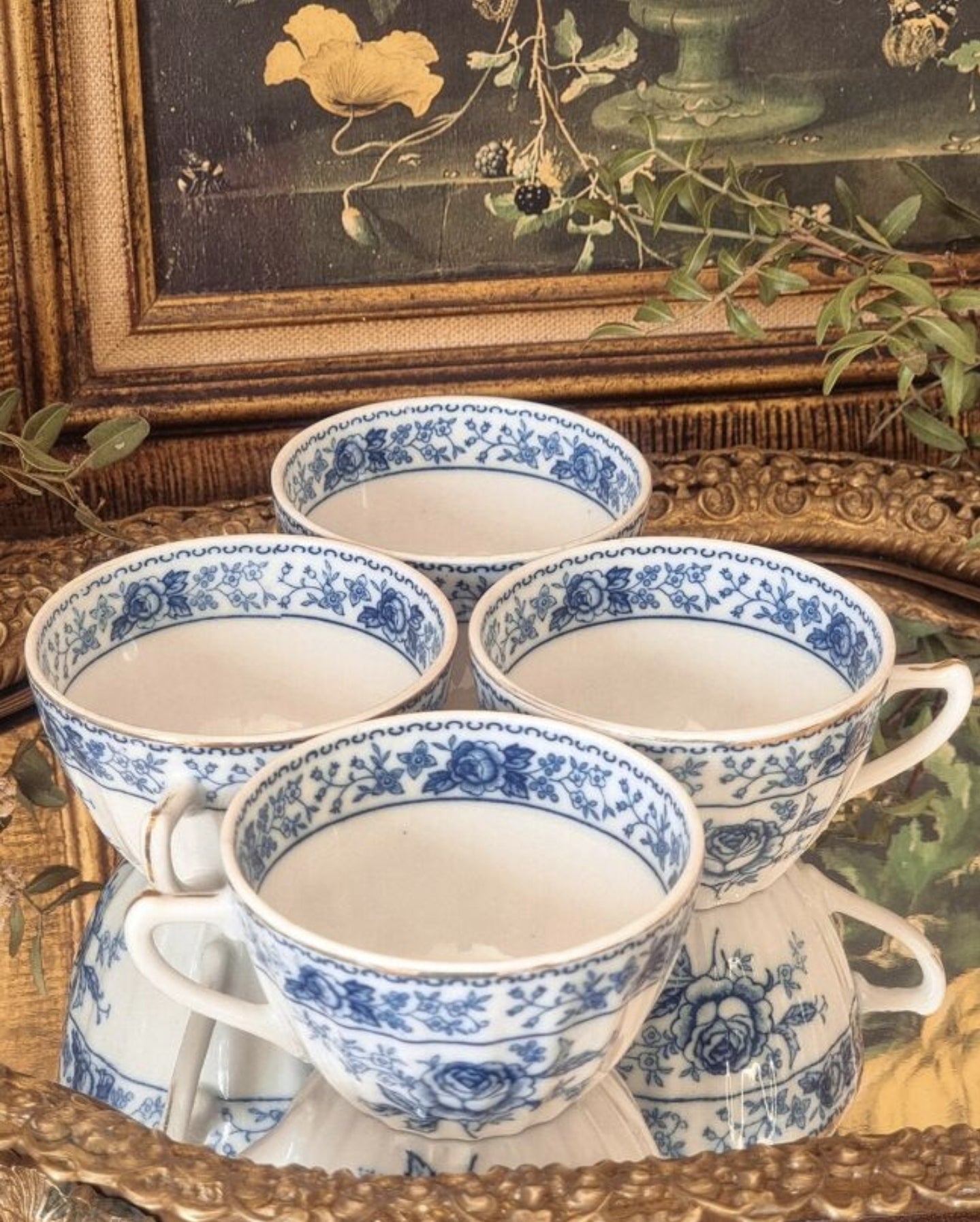 4 TASSES EN PORCELAINE FINE