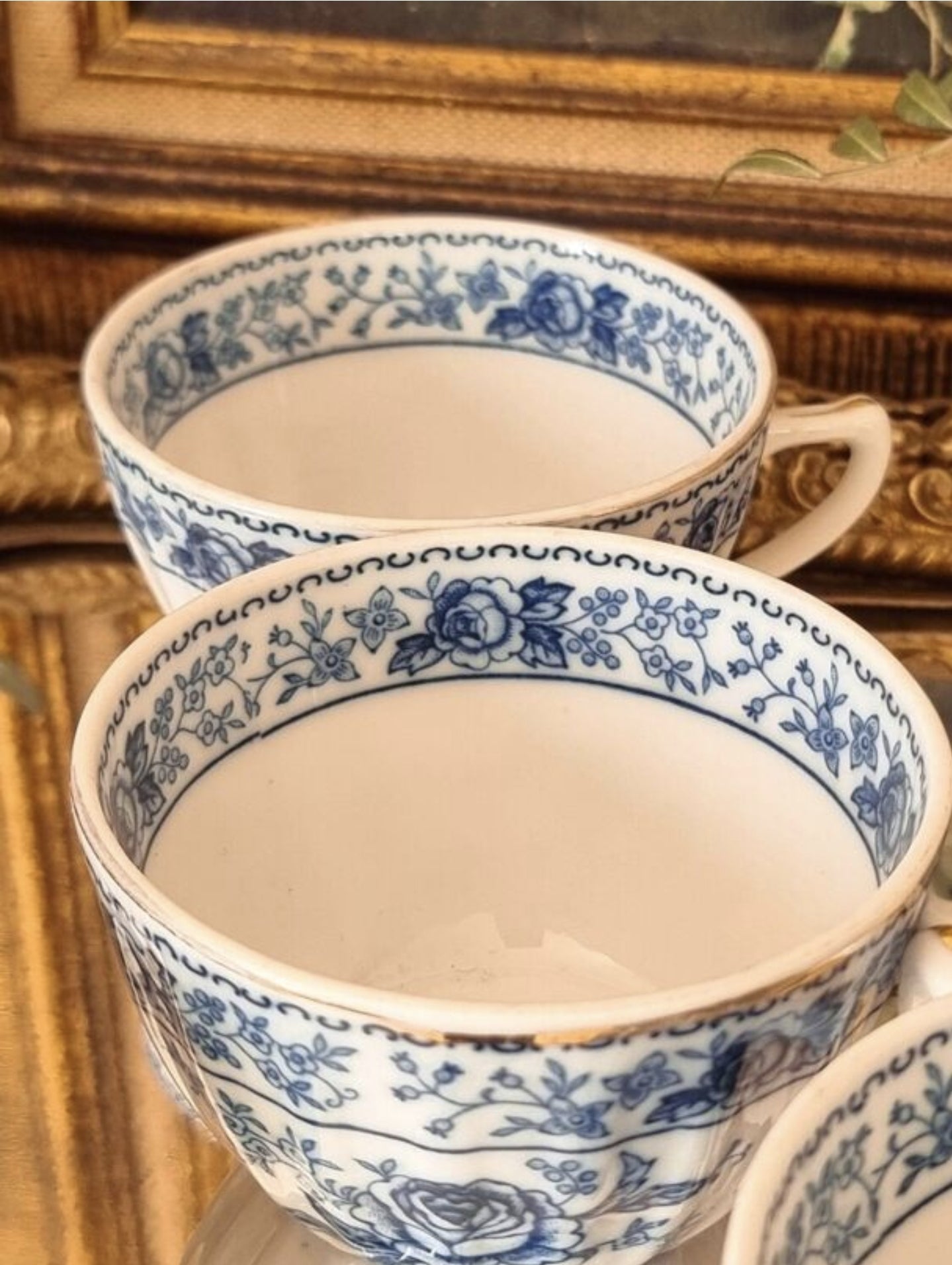 4 TASSES EN PORCELAINE FINE