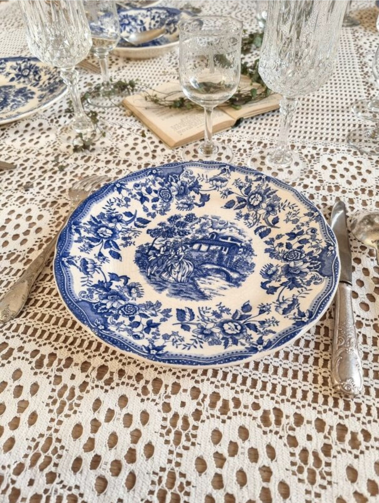 7 ASSIETTES PLATES