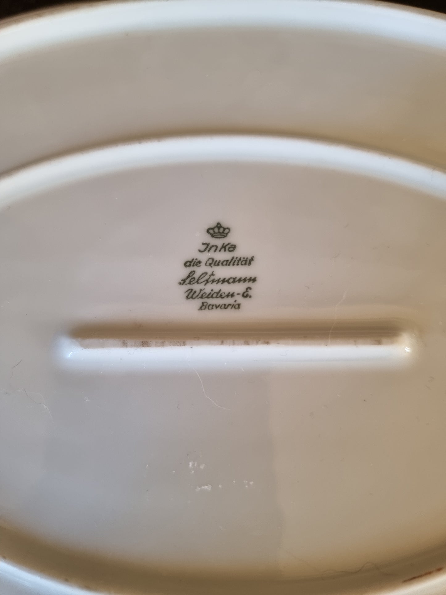 PLAT EN SEMI-PORCELAINE