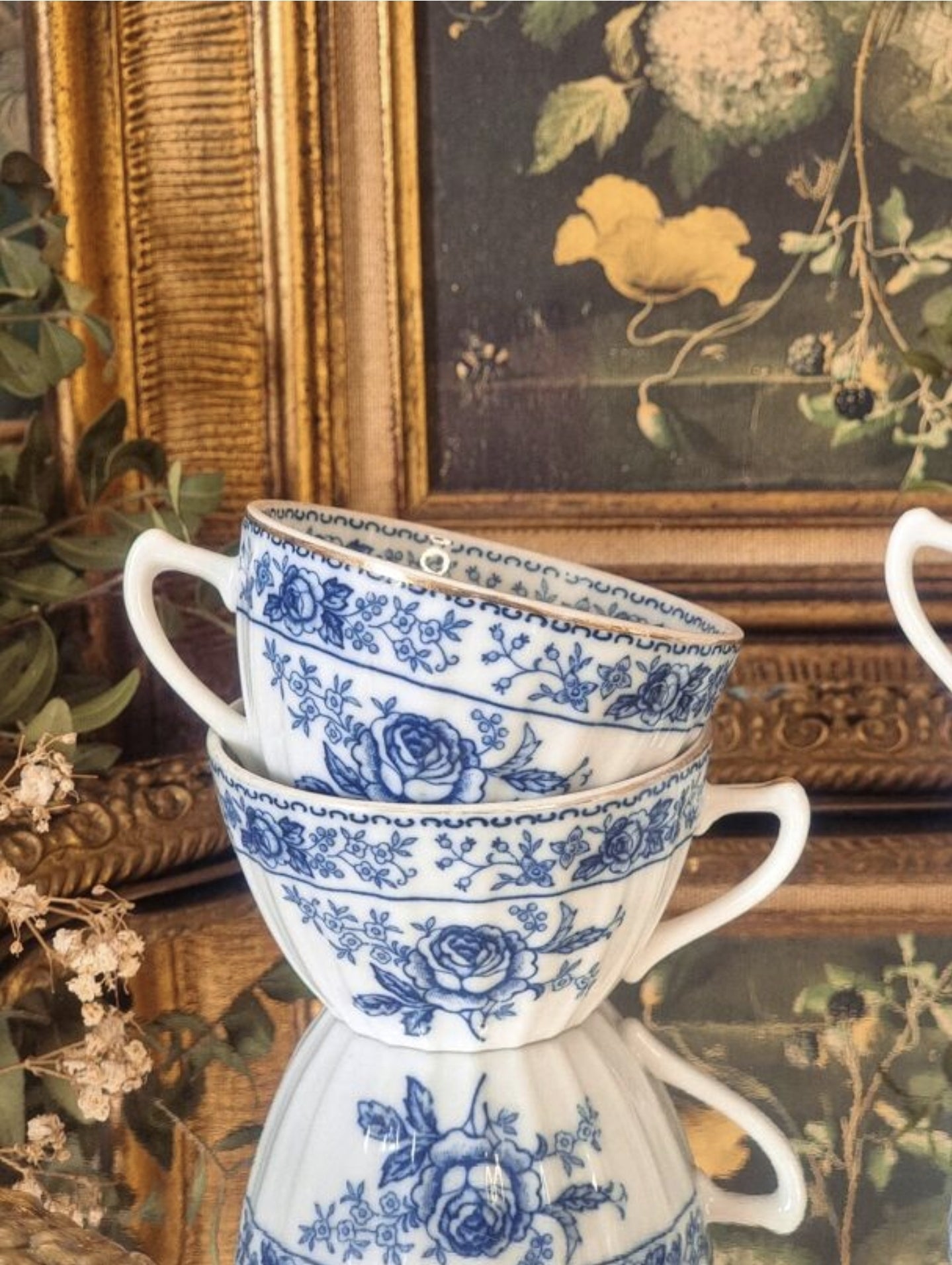 4 TASSES EN PORCELAINE FINE