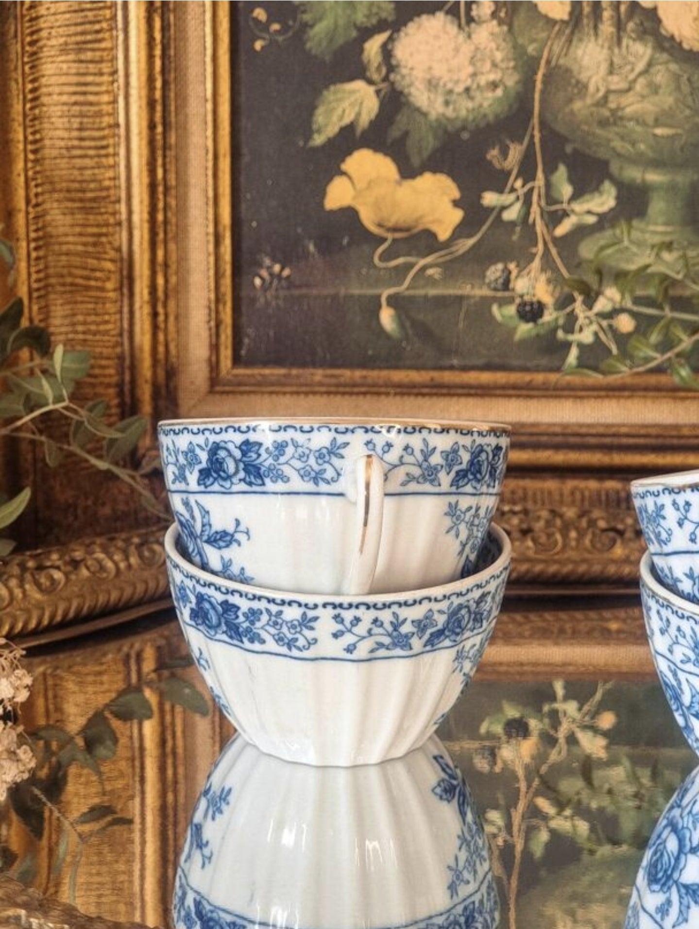 4 TASSES EN PORCELAINE FINE