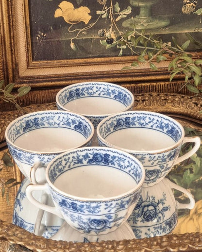 4 TASSES EN PORCELAINE FINE