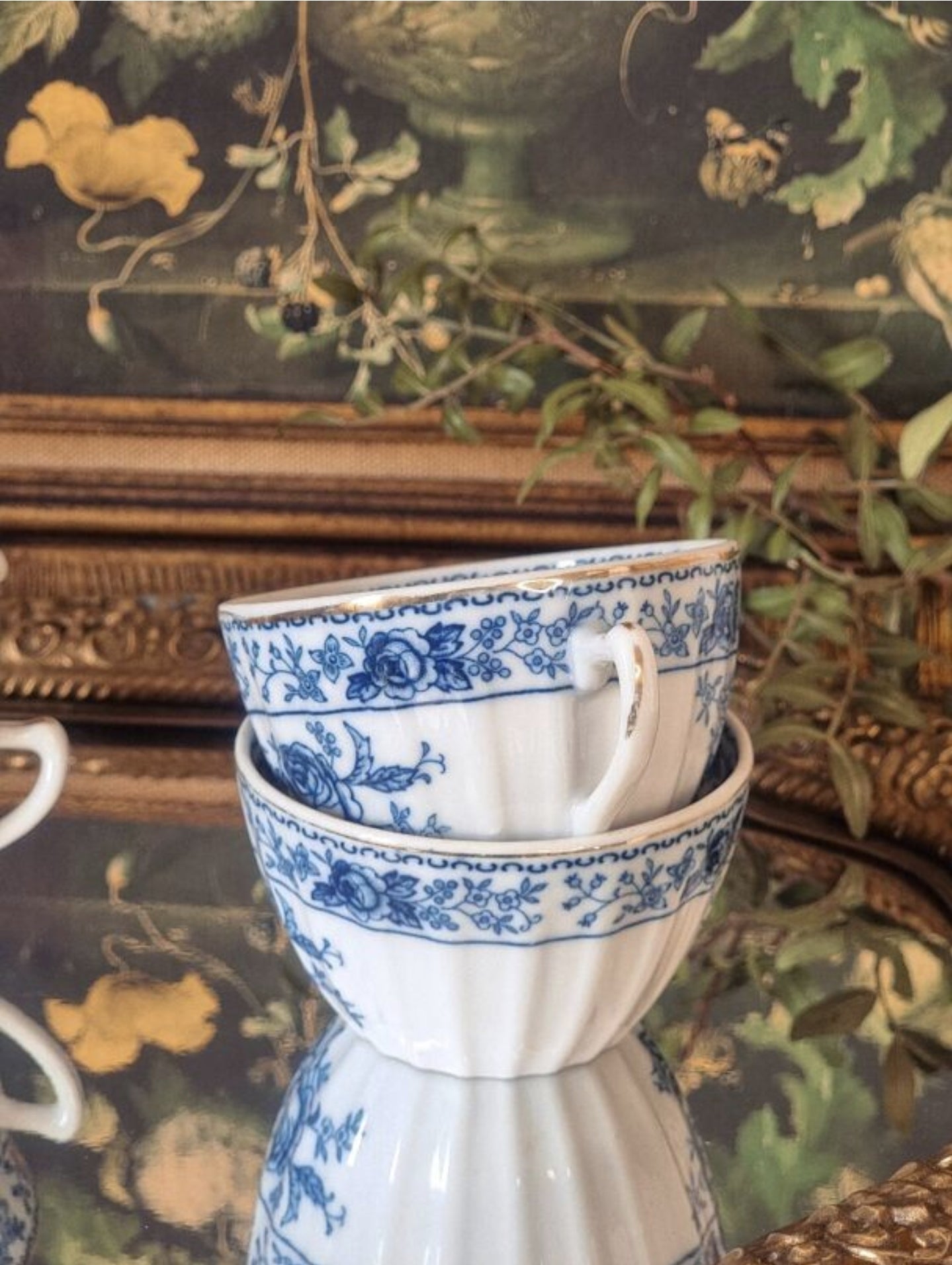 4 TASSES EN PORCELAINE FINE