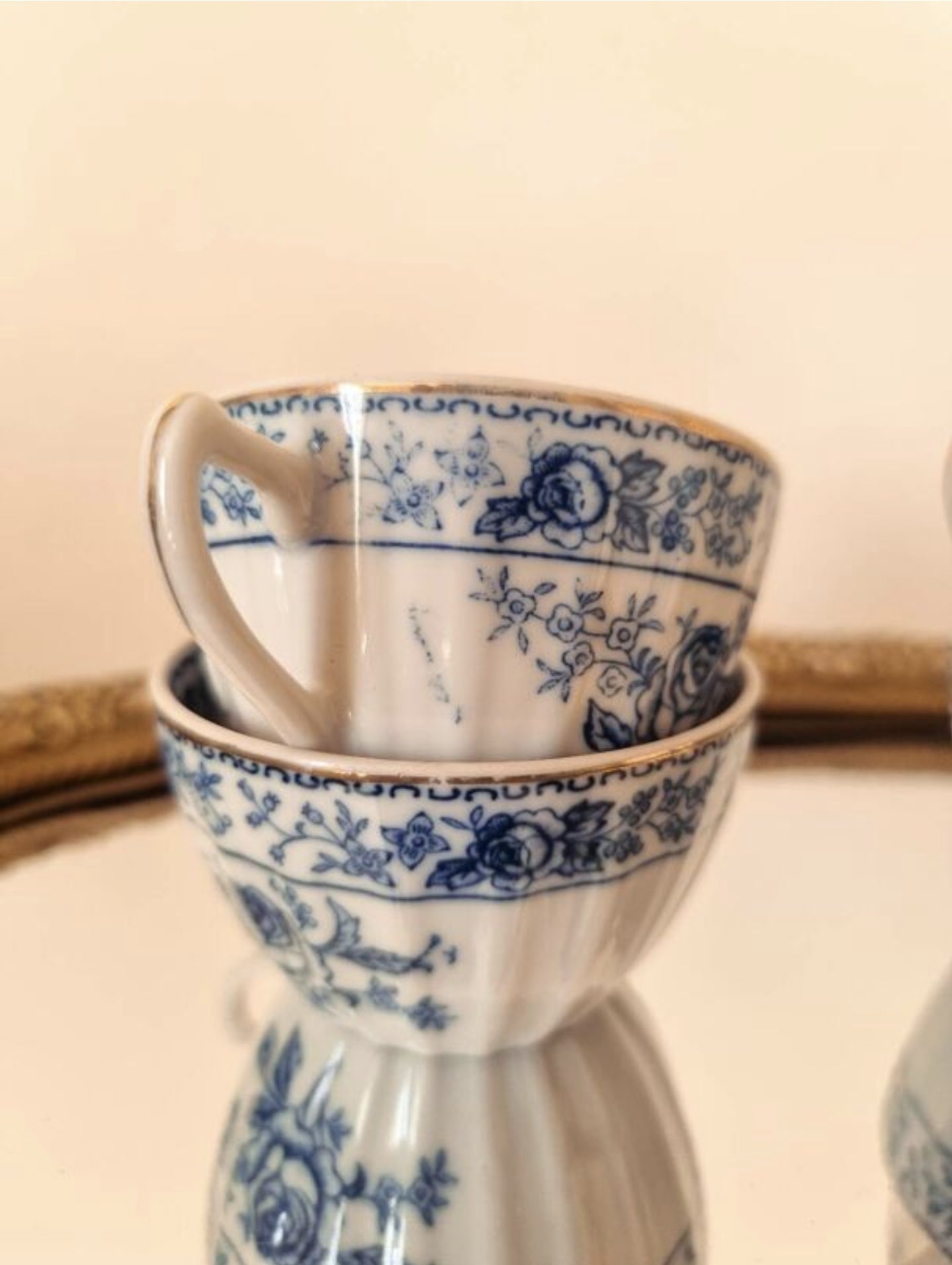 4 TASSES EN PORCELAINE FINE