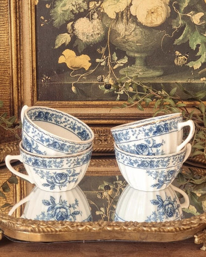 4 TASSES EN PORCELAINE FINE