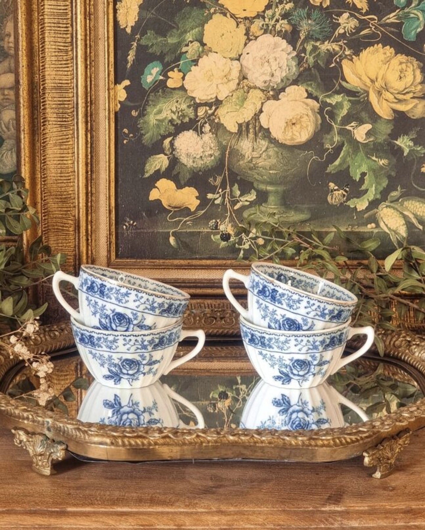 4 TASSES EN PORCELAINE FINE