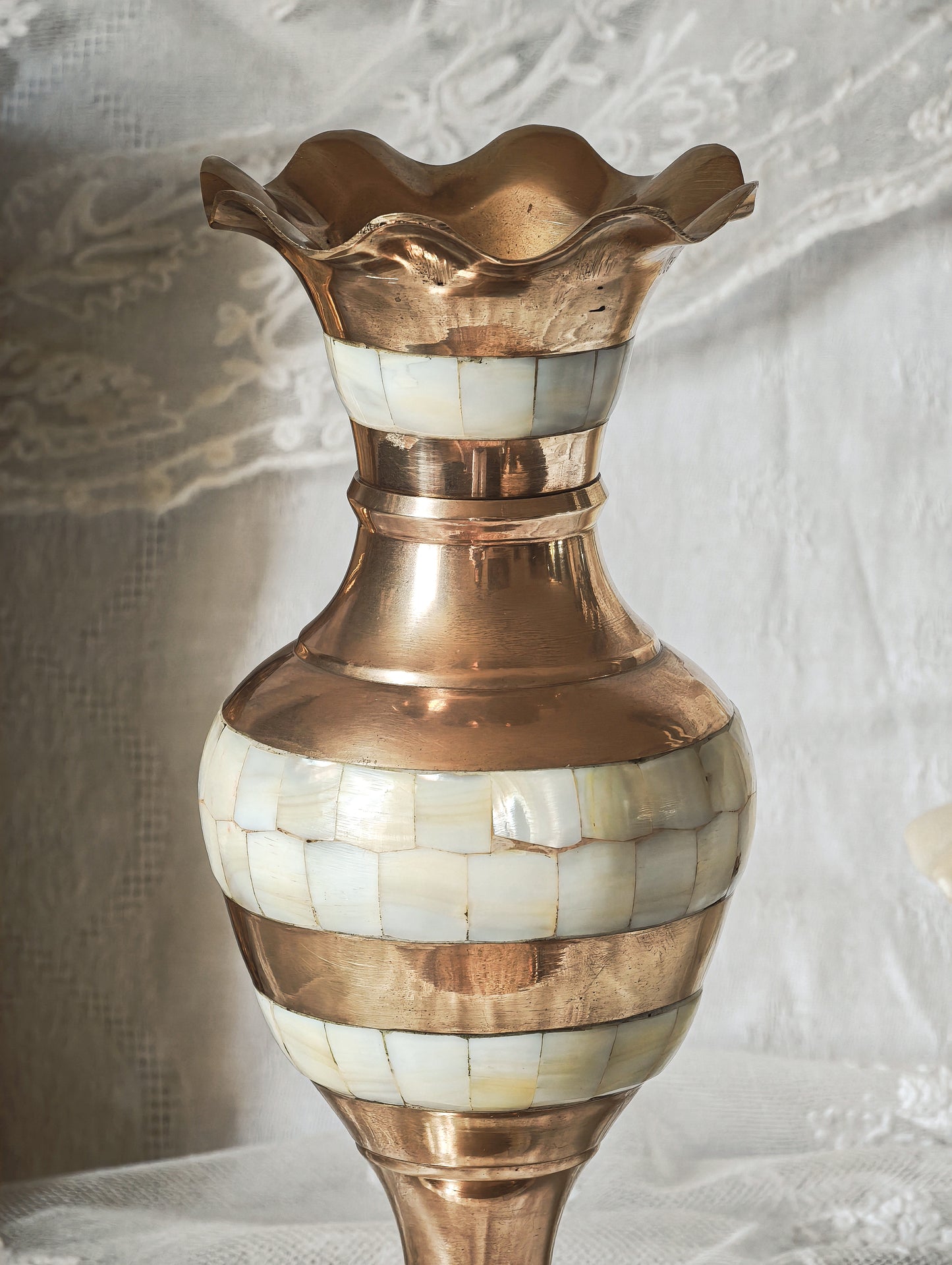VASE EN CUIVRE ET NACRE