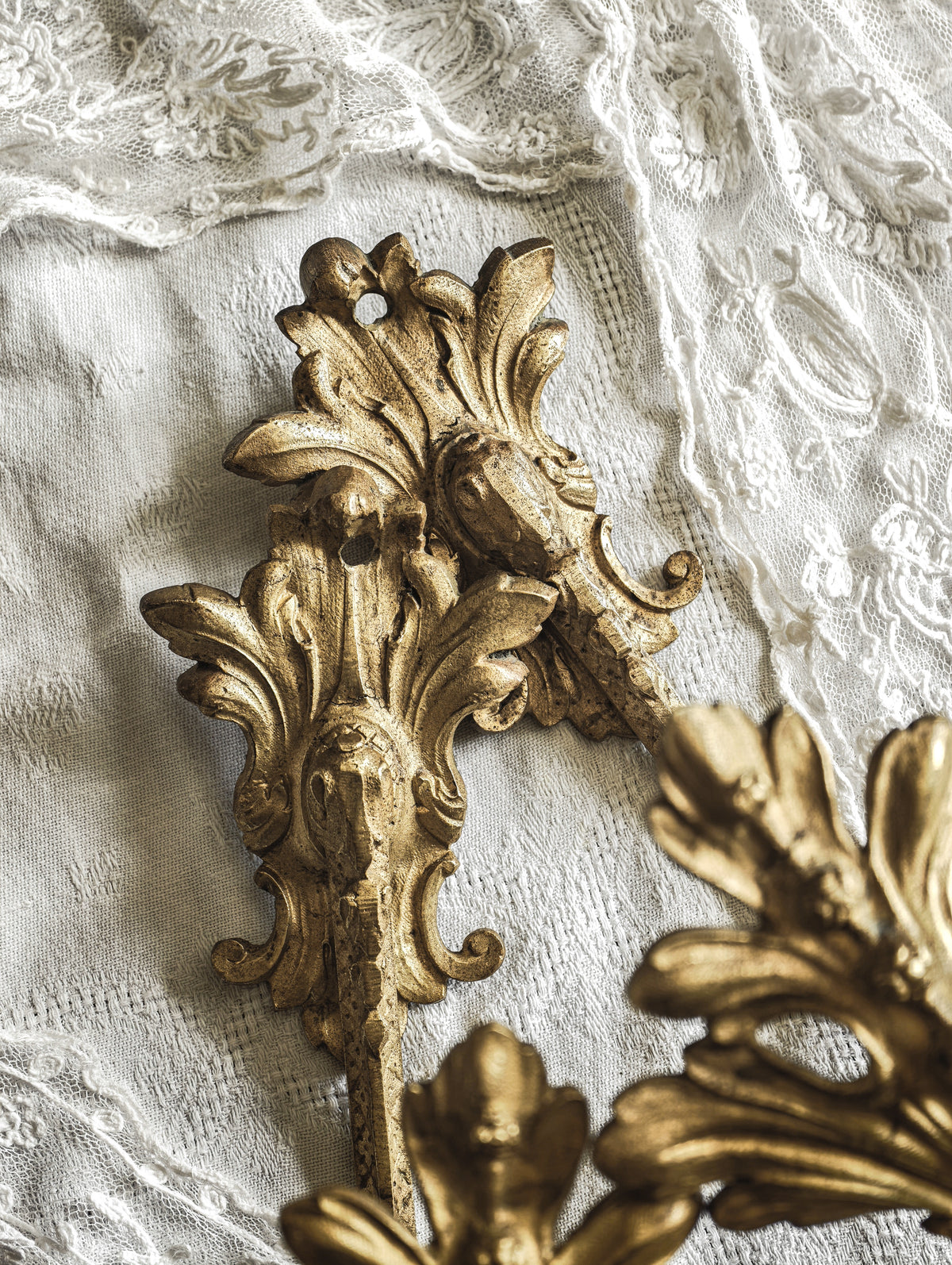 PAIRE DE PORTE-EMBRASSES DE CHÂTEAU