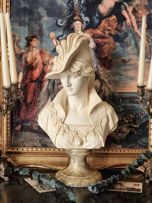 LA MARQUISE - GRAND BUSTE EN ALBÂTRE ET MARBRE