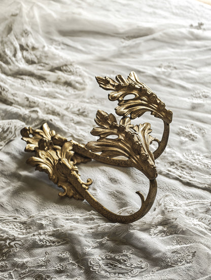 PAIRE DE PORTE-EMBRASSES DE CHÂTEAU