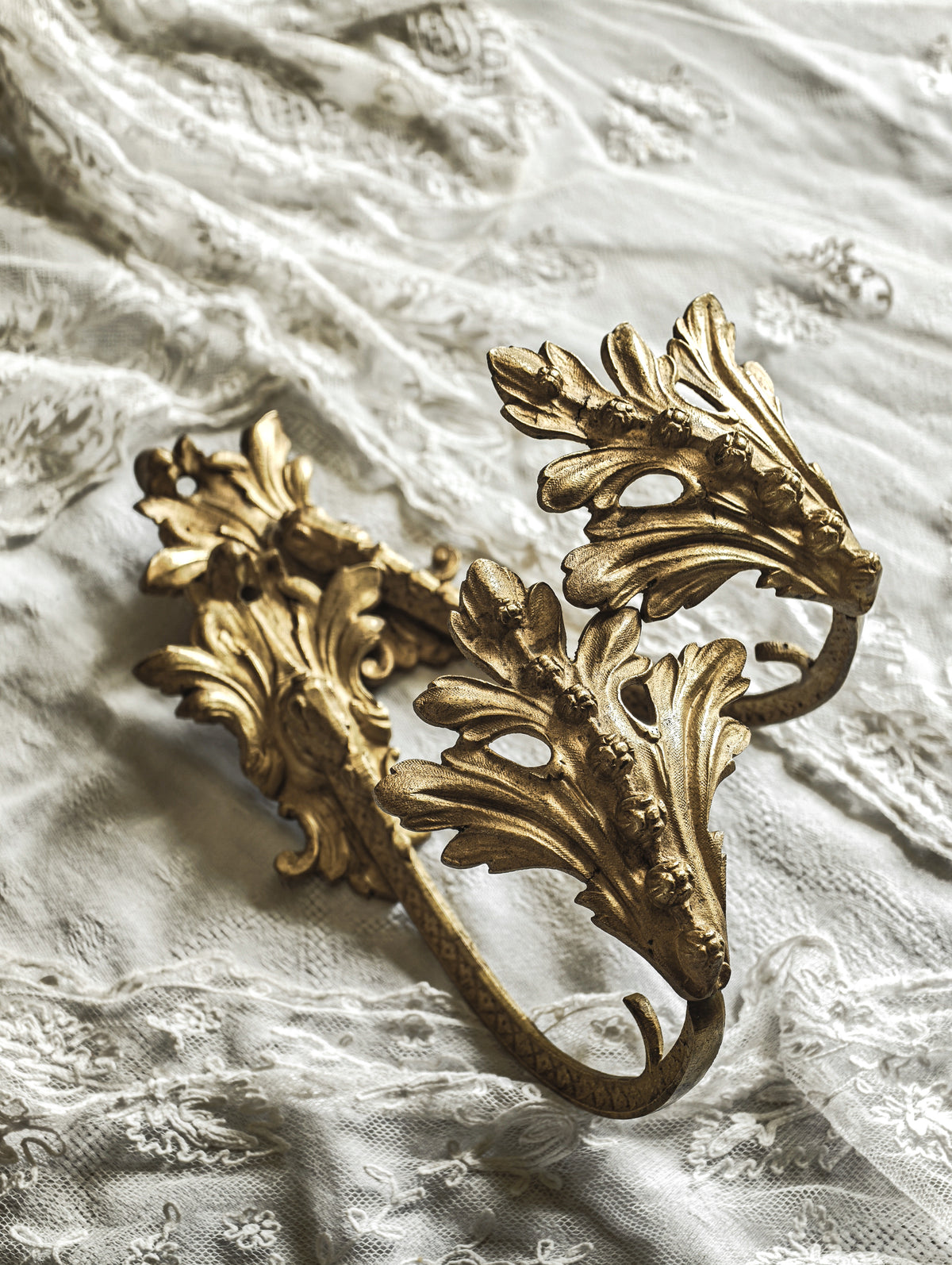 PAIRE DE PORTE-EMBRASSES DE CHÂTEAU