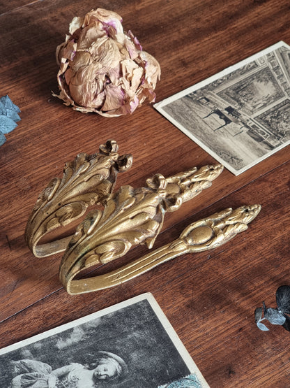 PORTE-EMBRASSE EN BRONZE