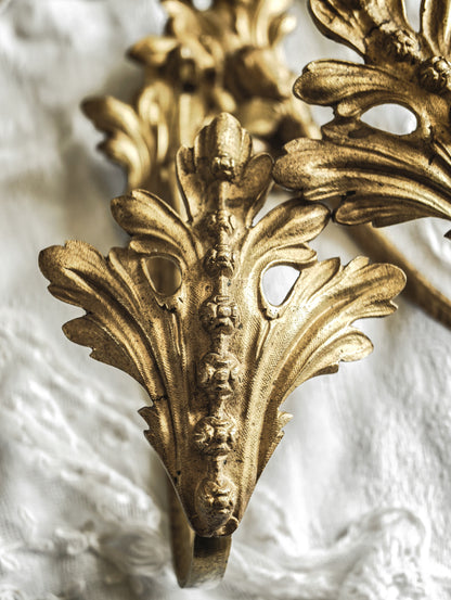 PAIRE DE PORTE-EMBRASSES DE CHÂTEAU