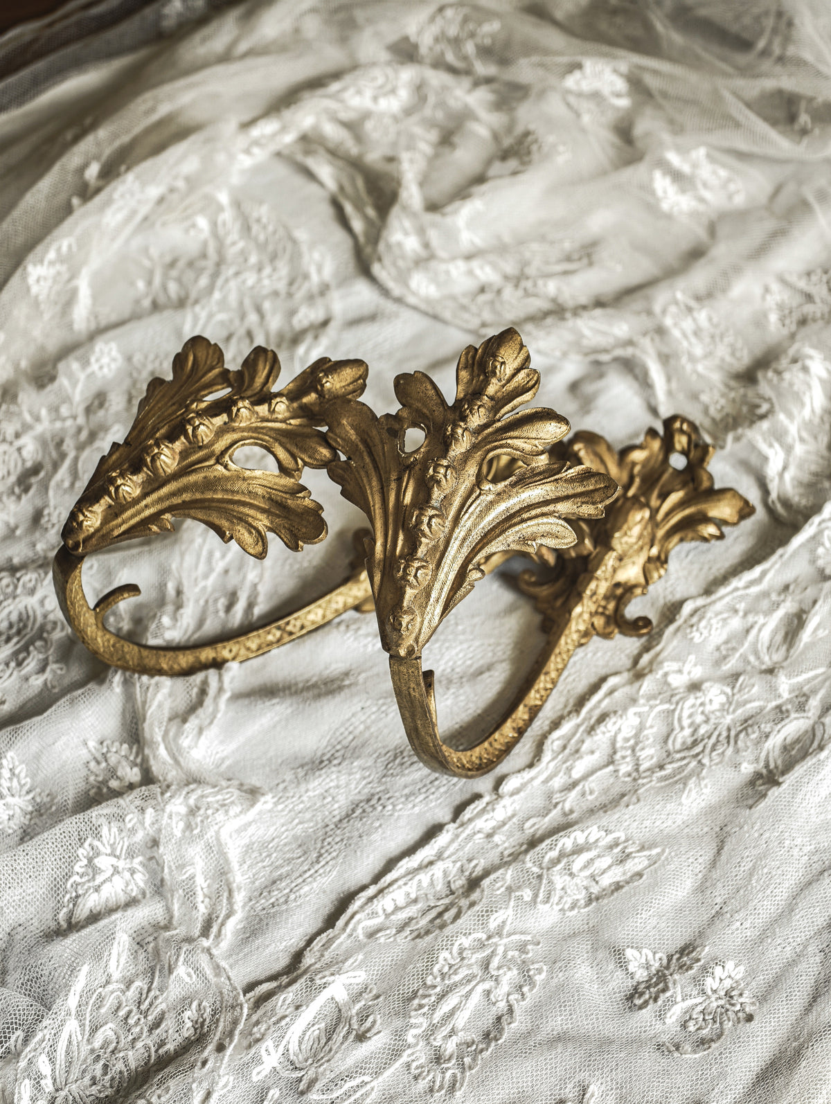 PAIRE DE PORTE-EMBRASSES DE CHÂTEAU